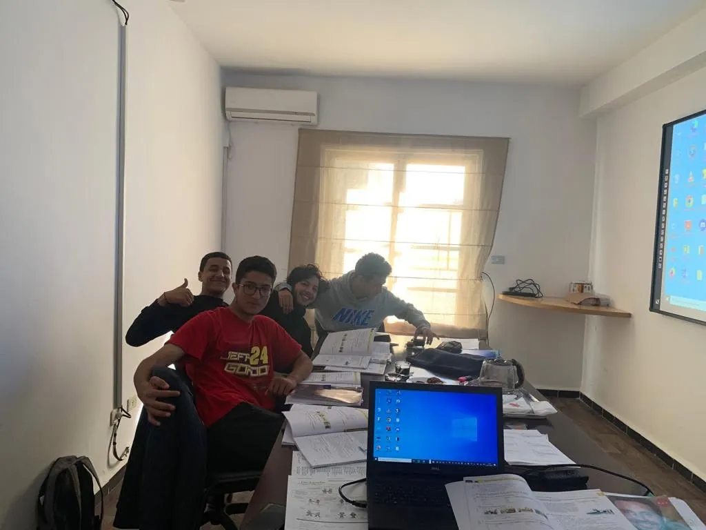Participants au travail sur ordinateur pendant un atelier