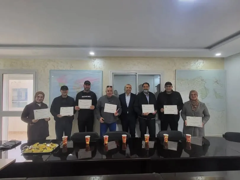 Participants tenant leur attestation à la fin d’un séminaire
